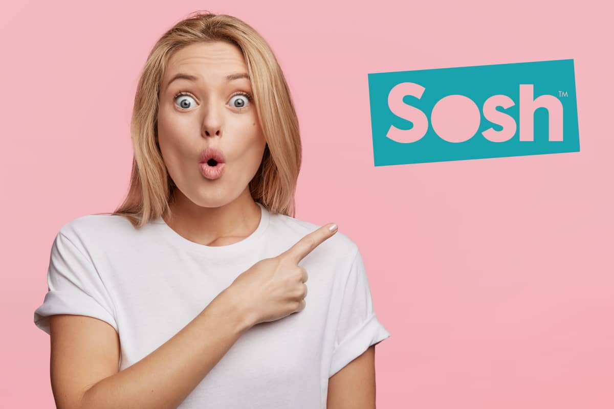 Femme bouche ronde de surprise montre du doigt logo de Sosh, surprenant avec son forfait de 130 Go